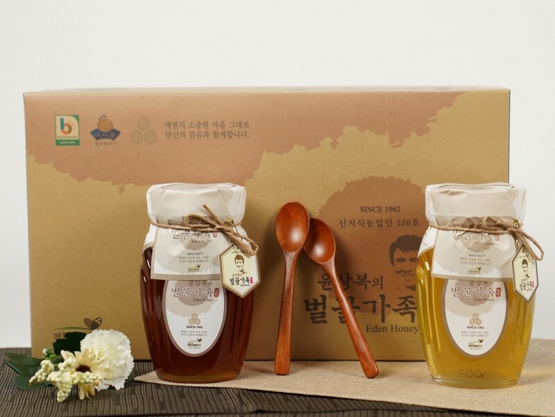 농업회사법인 에덴양봉원 주식회사,[에덴양봉원] 윤상복의 벌꿀가족 4호 선물세트 꿀 1.2kg (아카시아600g+잡화600g) 우드 스푼 2개 포함